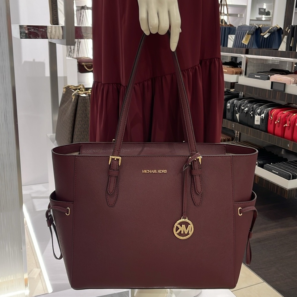Michael Kors Gilly Large Drawstring Travel Tote Leather Oxblood Color
NWT - Picture 16 of 16